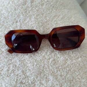 LE SPECS luxe Brown hexagon sunglasses never worn
The perfect summer sunglasses